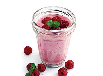 Beeren-Smoothie mit Dinkelflakes und Joghurt